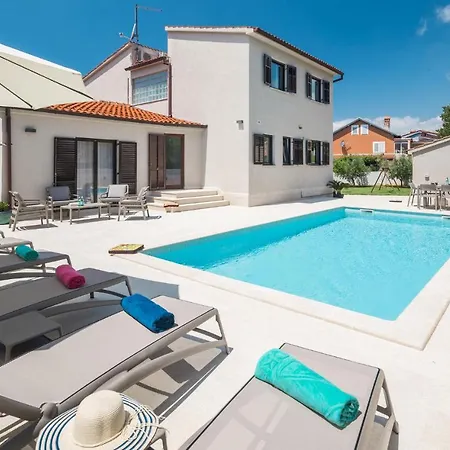4 Bedroom Gorgeous In Apartment *