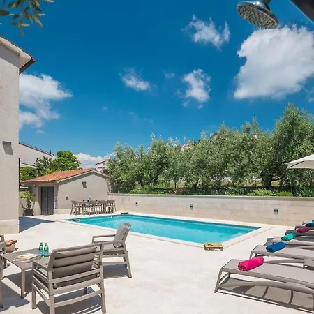 Apartment 4 Bedroom Gorgeous In Medulin