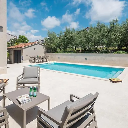 4 Bedroom Gorgeous In Apartment Medulin