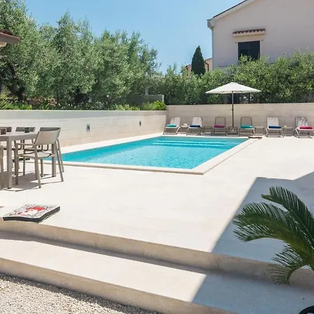 Apartment 4 Bedroom Gorgeous In Medulin