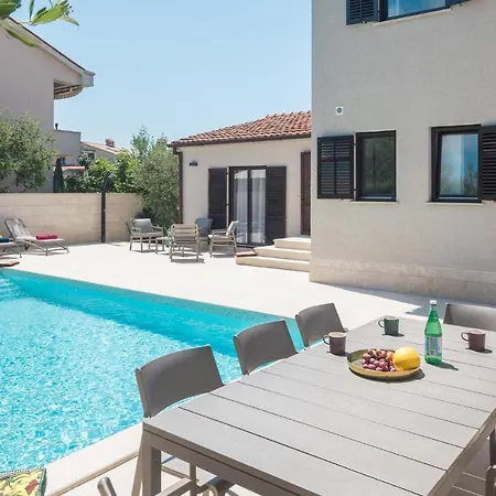 Apartment 4 Bedroom Gorgeous In