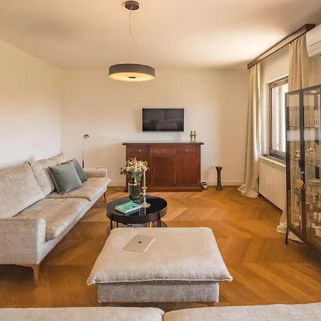 Apartment 4 Bedroom Gorgeous In Medulin