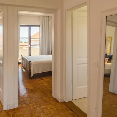 Apartment 4 Bedroom Gorgeous In *