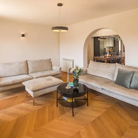 Apartment 4 Bedroom Gorgeous In